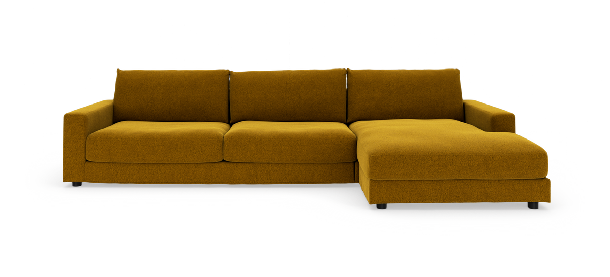 Sennepsgul modulsofa med højre chaiselong set forfra.
