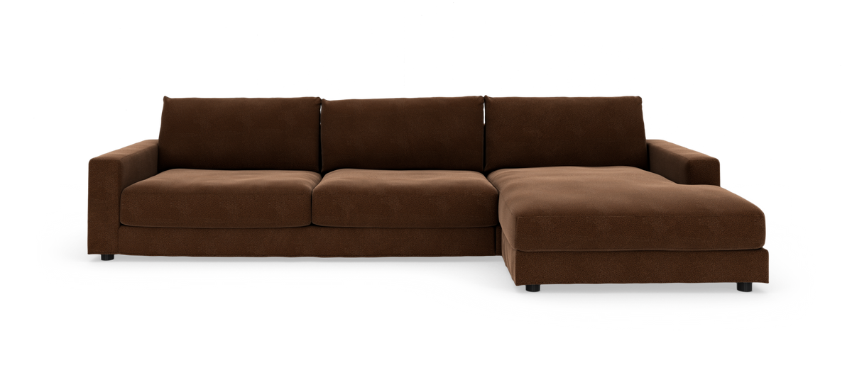 Brun modulsofa med chaiselong til højre, frilagt på hvid baggrund.