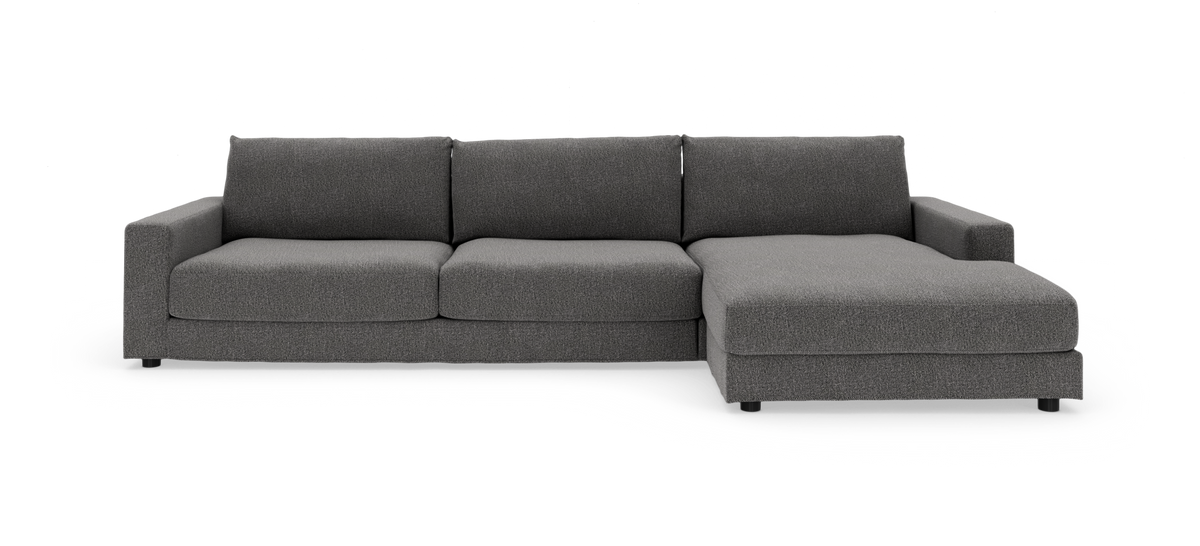 Mørkegrå modulsofa med højrevendt chaiselong på hvid studiobaggrund.
