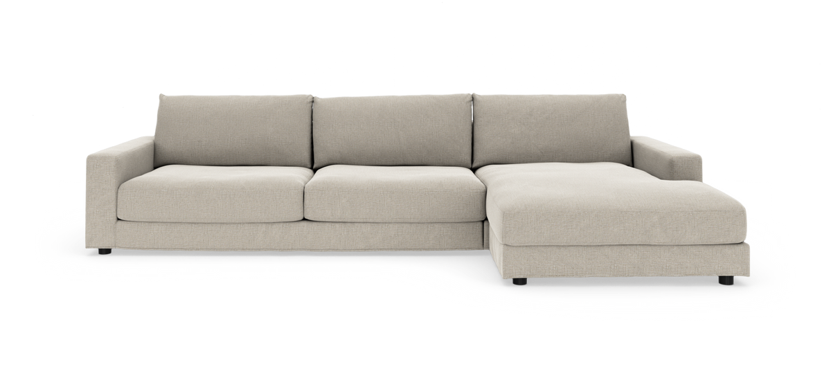 Beige modulsofa med chaiselong til højre, frontvisning.
