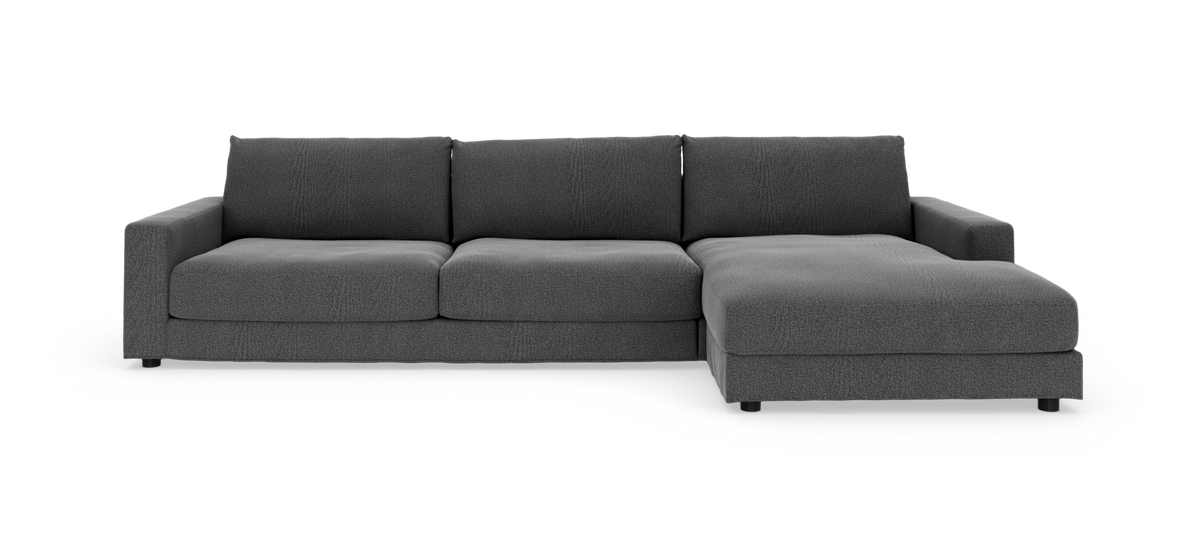 Mørkegrå hjørnesofa med chaiselong til højre, set forfra på hvid baggrund.