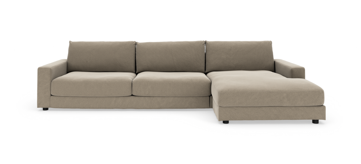 Beige modulsofa med højre chaiselong, fotograferet forfra på hvid baggrund.