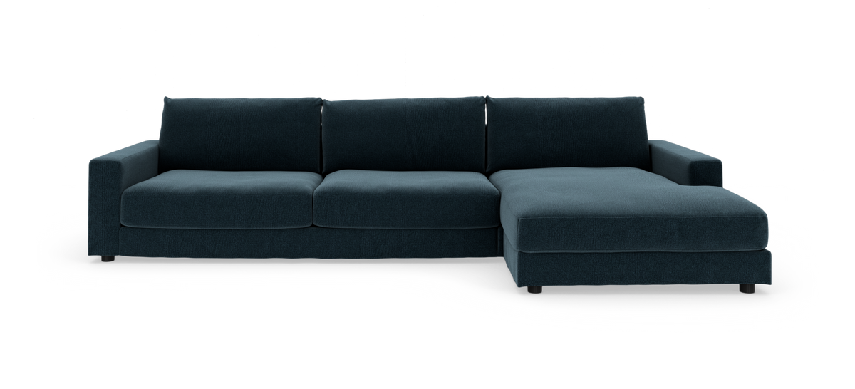 Mørkeblå hjørnesofa med højre chaiselong på hvid baggrund.