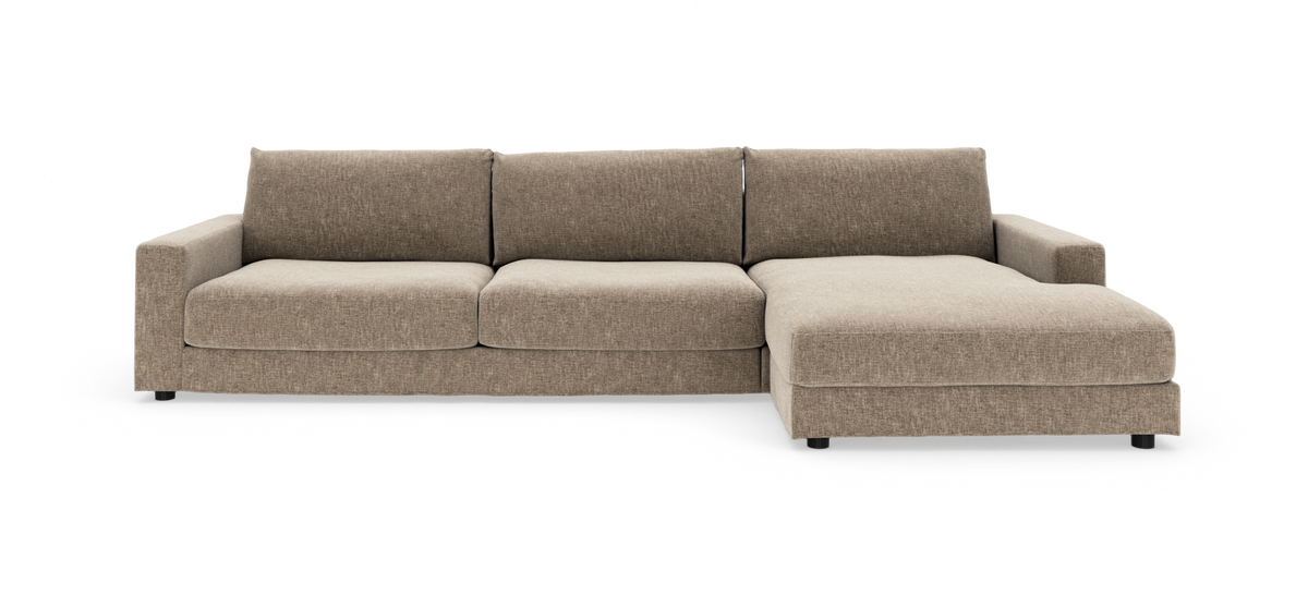 Beige sofa med chaiselong højre, set forfra på hvid baggrund.