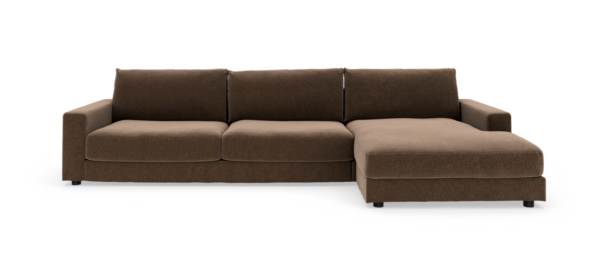 Brun modulsofa med chaiselong i højre side, frilagt på hvid baggrund.