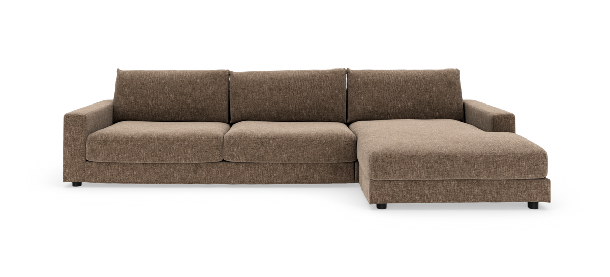 Brun hjørnesofa med chaiselong til højre på hvid baggrund.