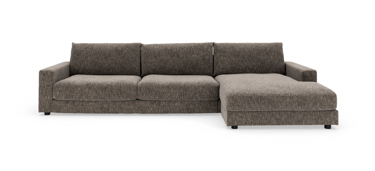 Brungrå stofsofa med chaiselong til højre, set forfra på hvid baggrund.