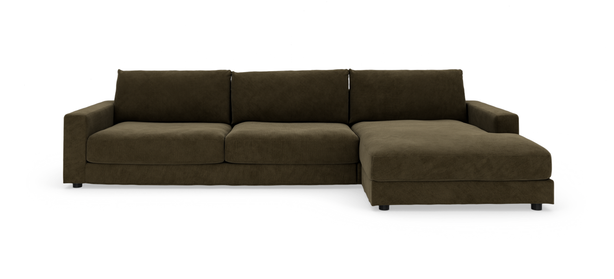 Mørk olivengrøn hjørnesofa med højrevendt chaiselong, bred sædedel og rene, moderne linjer på hvid studiobaggrund.