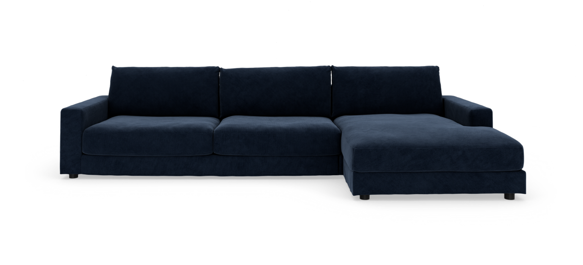 Mørkeblå modulsofa med højre chaiselong, set forfra på hvid baggrund.