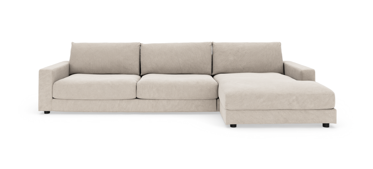 Beige hjørnesofa med chaiselong til højre i moderne, enkel stil mod hvid baggrund.