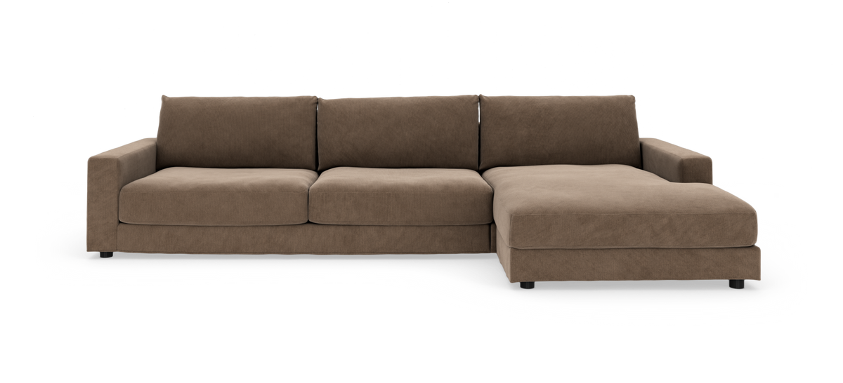 Brun modulsofa med chaiselong til højre, fritlagt på hvid baggrund.