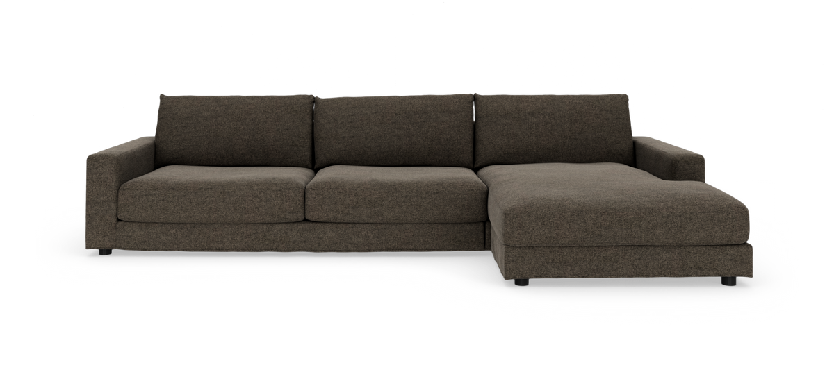 Mørkebrun hjørnesofa med højrevendt chaiselong, lige frontvisning på hvid frilagt baggrund.