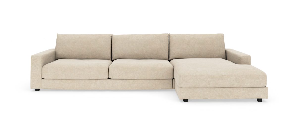 Beige hjørnesofa med chaiselong til højre, frontvisning, isoleret på hvid baggrund.
