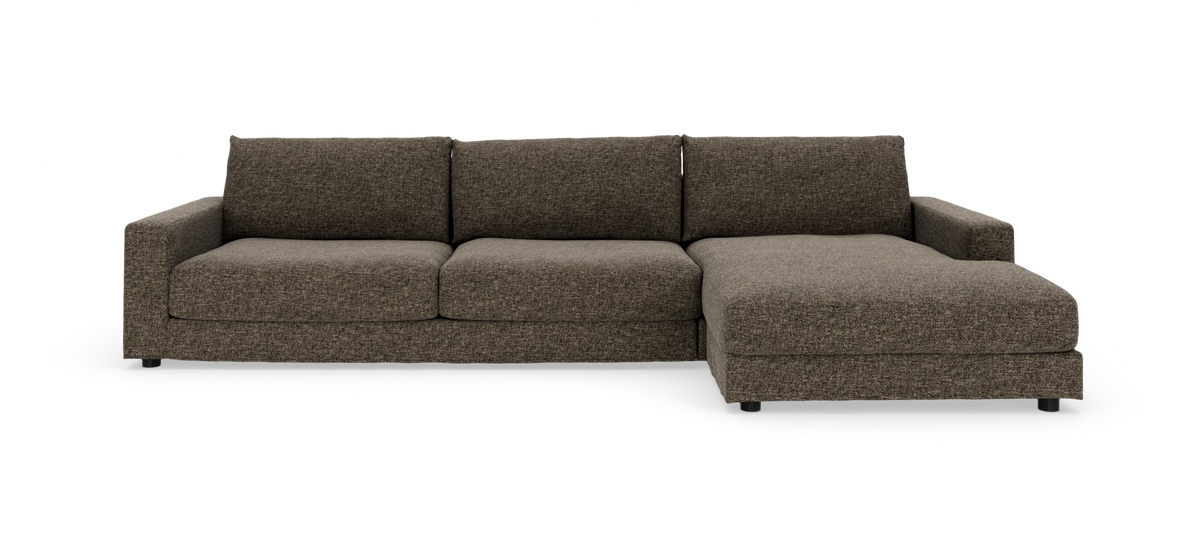 Brungrå modulsofa med højre chaiselong, set lige forfra.