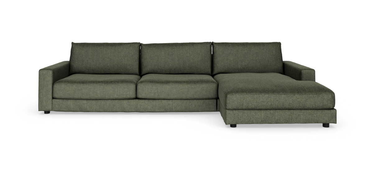 Modulsofa med højre chaiselong i olivengrønt stof, fritstående mod hvid baggrund, set forfra.
