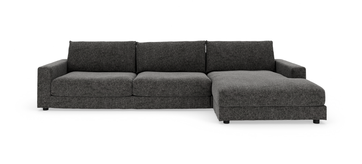 Mørkegrå hjørnesofa med chaiselong til højre, set forfra mod hvid baggrund.