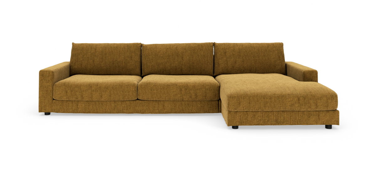 Musterdfarvet hjørnesofa med chaiselong til højre i moderne, enkel stil.
