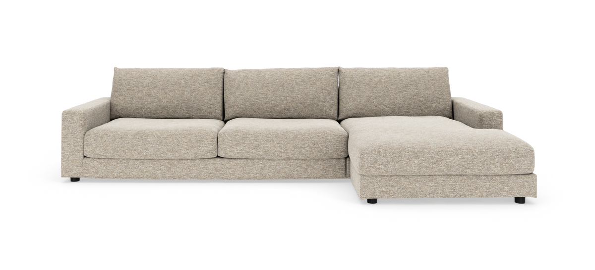 Beige hjørnesofa med chaiselong til højre, moderne polstret, isoleret mod hvid baggrund.