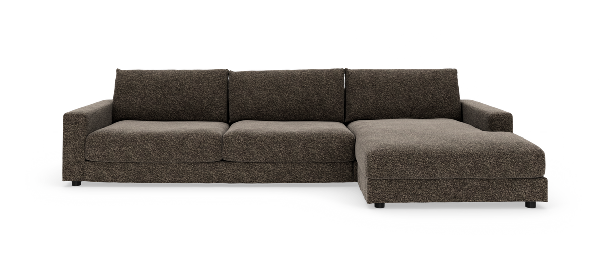 Mørkebrun modulsofa med chaiselong på højre side, tre sæder og lave armlæn, fritlagt på hvid baggrund.