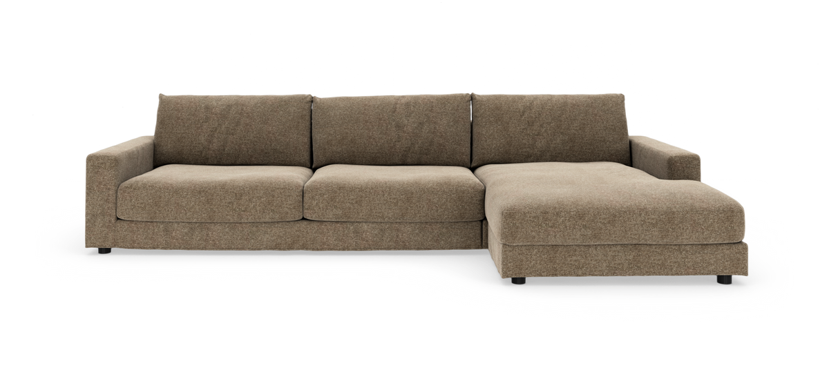 Brun modulsofa med højre chaiselong, tre ryghynder og brede armlæn – fritstående produktfoto.