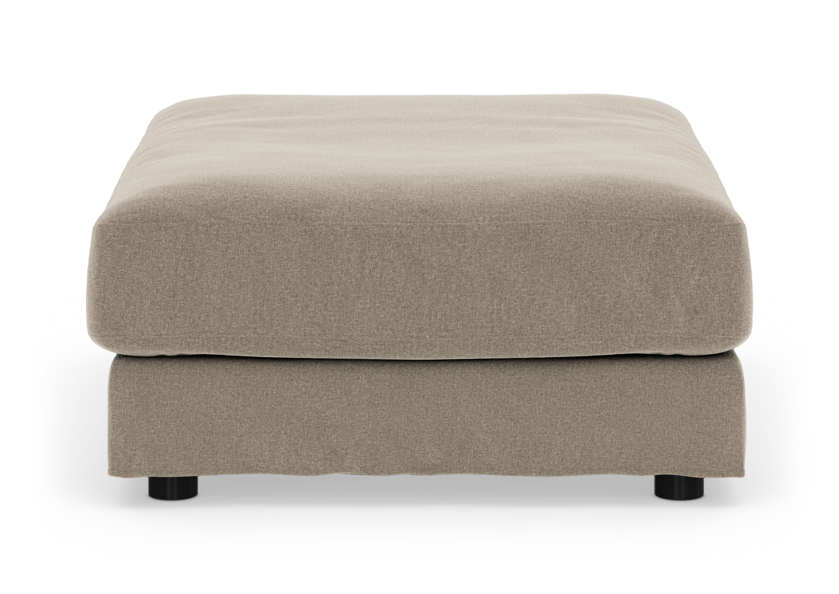 Beige, polstret fodskammel/ottoman set forfra på hvid baggrund.