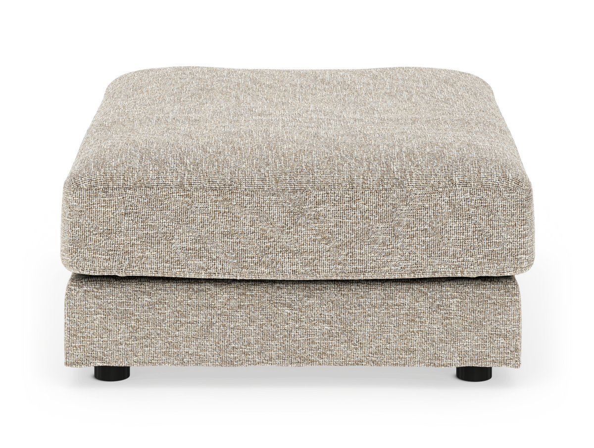 Beige polstret skammel/puf set forfra, frilagt på hvid baggrund.