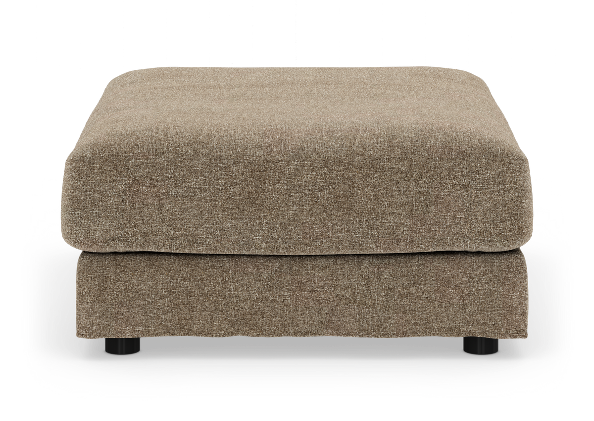 Beige stof-ottoman/puf med blød polstring, frilagt på hvid baggrund.