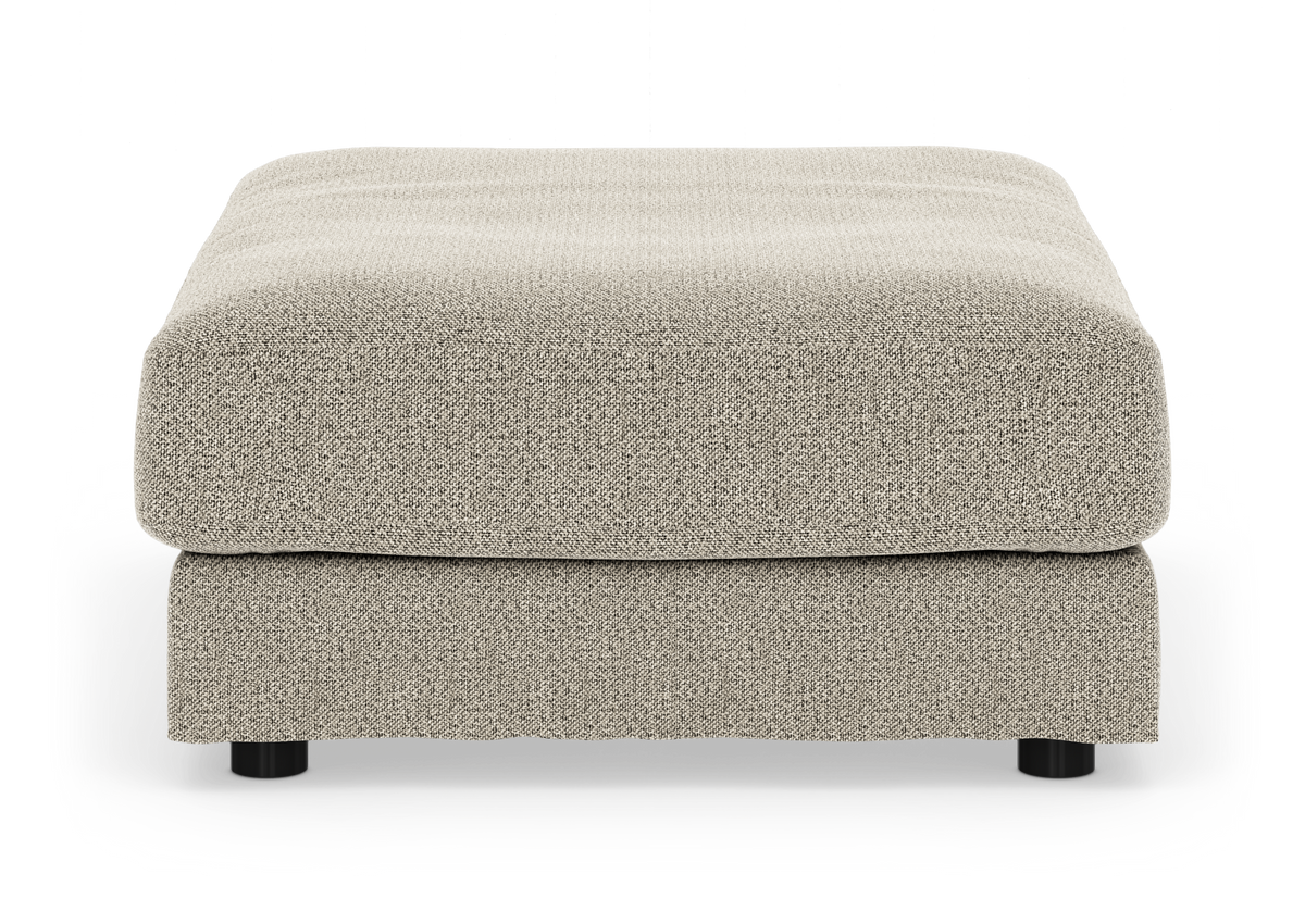 Beige tekstilbetrukket ottoman/fodpuf set forfra, isoleret på hvid baggrund.