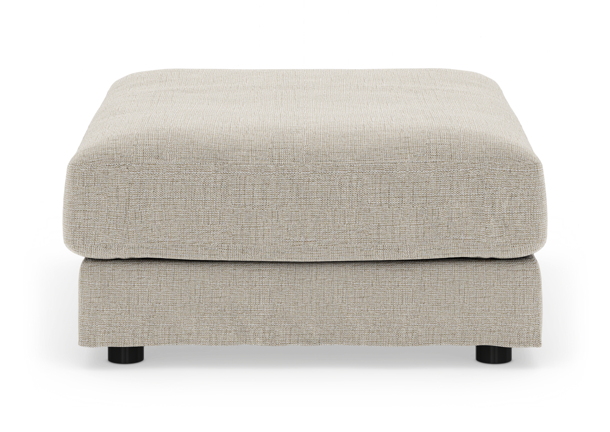 Beige polstret puf i stof, frontvisning på neutral studiobaggrund.