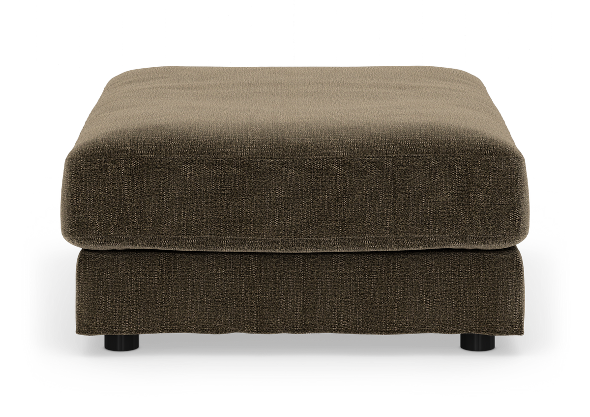 Brun rektangulær stofpuf/ottoman set forfra på hvid baggrund.