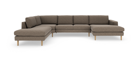 Brun L-formet modulsofa med chaiselong til højre og lyse træben, frilagt på hvid baggrund.