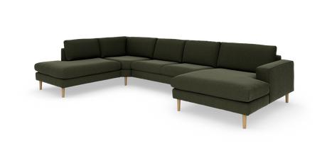 Mørkegrøn modulopbygget hjørnesofa med chaiselong i begge ender og lyse træben, frilagt på hvid baggrund.