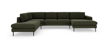 Mørkegrøn U-sofa med chaiselong i begge ender og slanke metalben, frilagt på hvid baggrund.