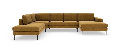 Modulær hjørnesofa i sennepsgul stof med højre chaiselong og slanke sorte ben, frilagt på hvid baggrund.