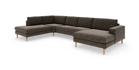 Brun L‑sofa i hjørneopstilling med stofbetræk og lyse træben, frilagt på hvid baggrund.