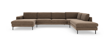 Stor U-formet modulsofa i brun fløjl med chaiselong i begge ender og sorte ben, frilagt mod hvid baggrund.