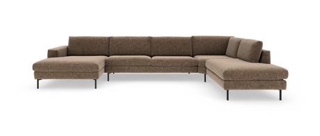 Brun U‑formet modulsofa i stof med venstre chaiselong og højre divan, på slanke sorte ben.