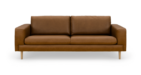 Brun lædersofa (tresædet) med lige armlæn og lyse træben, frilagt på hvid baggrund.