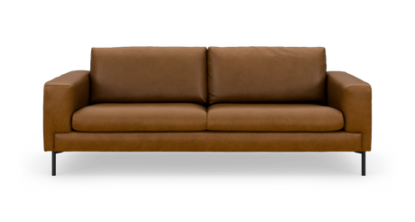 Brun lædersofa med tre sæder, rene linjer og slanke sorte ben, fritlagt på hvid baggrund.