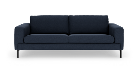 Mørkeblå tresæders sofa med lige armlæn og sorte metalben, frilagt på hvid baggrund.