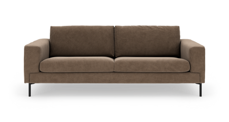 Brun sofa i bredt design med to sæde- og ryghynder og sorte metalben, fotograferet forfra på hvid studiebaggrund.