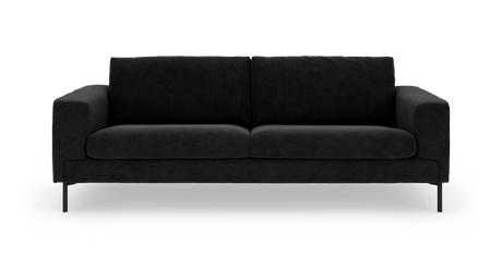 Sort tresæders sofa med lige armlæn og slanke metalben, frontvisning i studiemiljø – enkel, moderne design.