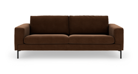 Brun, moderne 3-personers sofas i stof med slanke sorte ben, fotograferet forfra mod hvid studiobaggrund.