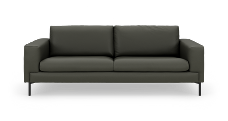 Mørkegrøn 2-personers sofa med lige armlæn og slanke sorte ben, set direkte forfra.
