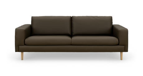 Mørkebrun tresæders sofa med træben, frontvisning på hvid baggrund.