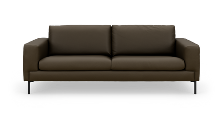 Mørkebrun tresæders sofa med slanke sorte ben, set forfra på hvid baggrund.