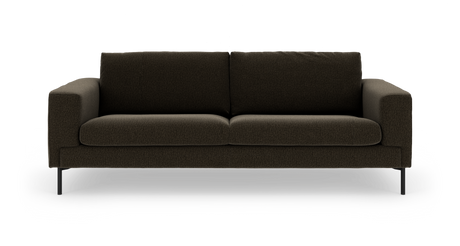Mørkebrun 3-personers sofa med lige armlæn og slanke sorte ben, fotograferet forfra.