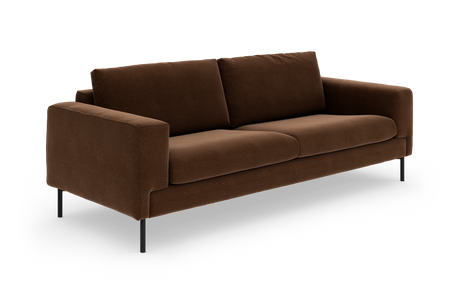 Brun tresædet stofsofa med slanke sorte ben, vist i let vinkel på hvid baggrund.