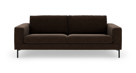 Mørkebrun 2-personers sofa med lige armlæn og slanke sorte ben, set forfra og frilagt på hvid baggrund.