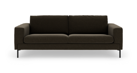 Mørkebrun 3-personers stofsofa med rene linjer og slanke sorte ben, fotograferet forfra på hvid baggrund.